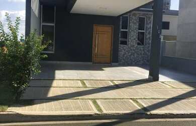 Imagem: A casa em condomínio possui 3 Dormitórios, 1 Suíte, 2 Banheiros