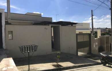 Imagem: A casa possui 3 Dormitórios, 1 Suíte, 4 Banheiros, 250m²