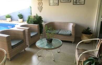 Imagem: A casa em condomínio possui 4 Dormitórios, 4 Suítes, 6 Banheiros