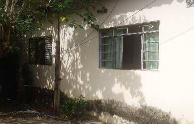 Imagem: A casa possui 3 Dormitórios, 1 Banheiro, 250m² de Área e