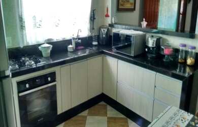 Imagem: A casa possui 2 Dormitórios, 1 Suíte, 2 Banheiros, 2 Vagas