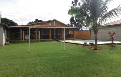 Imagem: A chácara possui 3 Dormitórios, 1 Suíte, 2 Banheiros e 1000m²