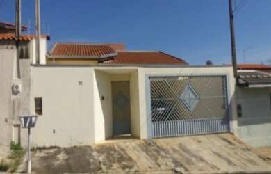 Imagem: A casa possui 3 Dormitórios, 1 Suíte, 3 Banheiros, 4 Vagas