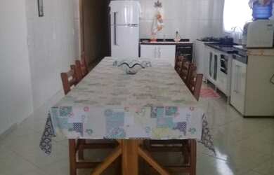 Imagem: A casa possui 4 Dormitórios, 2 Suítes, 3 Banheiros, 2 Vagas