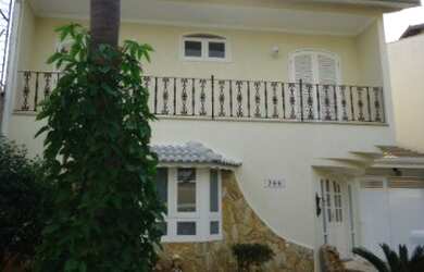 Imagem: A casa em condomínio possui 4 Dormitórios, 2 Suítes, 4 Banheiros