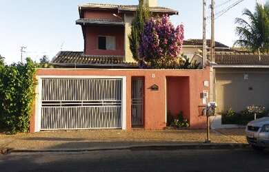 Imagem: A casa possui 3 Dormitórios, 4 Banheiros, 2 Vagas na garagem