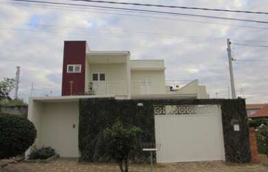 Imagem: A casa possui 4 Dormitórios, 1 Suíte, 4 Banheiros, 2 Vagas