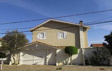 Imagem: A casa possui 5 Dormitórios, 2 Suítes, 5 Banheiros, 2 Vagas