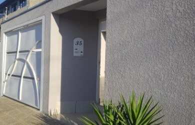 Imagem: A casa possui 2 Dormitórios, 1 Suíte, 2 Banheiros, 3 Vagas