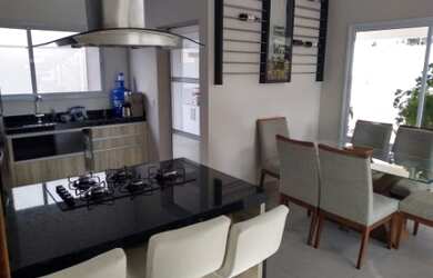 Imagem: A casa possui 3 Dormitórios, 1 Suíte, 3 Banheiros, 300m²