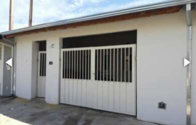 Imagem: A casa possui 2 Dormitórios, 1 Banheiro, 2 Vagas na garagem