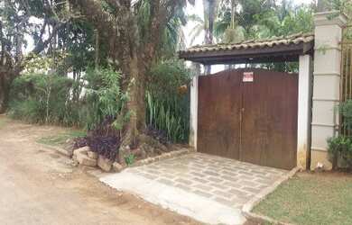 Imagem: A chácara possui 3 Dormitórios, 1 Suíte, 2 Banheiros, 2 Vagas