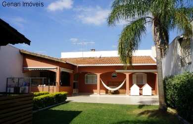 Imagem: A casa possui 1 Dormitório, 2 Vagas na garagem, 300m² de Área