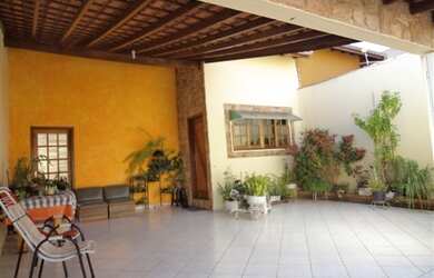 Imagem: A casa possui 3 Dormitórios, 1 Suíte, 2 Banheiros, 2 Vagas