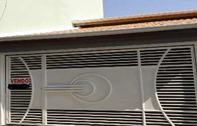 Imagem: A casa possui 3 Dormitórios, 1 Suíte, 2 Banheiros, 145m²