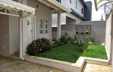 Imagem: A casa possui 5 Dormitórios, 2 Suítes, 3 Banheiros, 5 Vagas