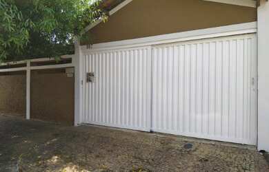 Imagem: A casa possui 4 Dormitórios, 2 Banheiros, 3 Vagas na garagem