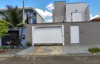 Imagem: A casa possui 3 Dormitórios, 1 Suíte, 3 Vagas na garagem