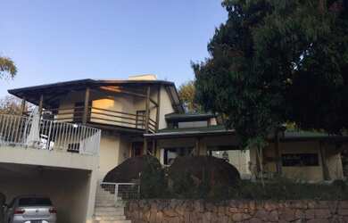 Imagem: A chácara possui 5 Dormitórios, 1 Suíte, 8 Banheiros, 3 Vagas