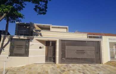 Imagem: A casa possui 3 Dormitórios, 3 Suítes, 5 Banheiros, 3 Vagas