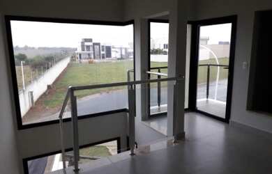 Imagem: A casa possui 3 Dormitórios, 2 Suítes, 4 Vagas na garagem