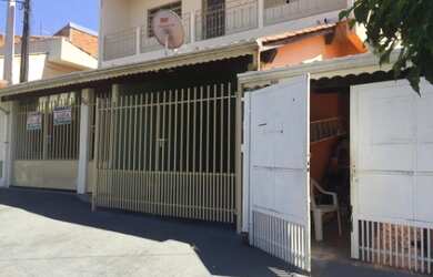 Imagem: A casa possui 8 Dormitórios, 4 Suítes, 8 Banheiros, 8 Vagas