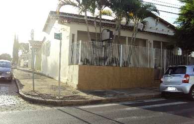 Imagem: A casa possui 4 Dormitórios, 2 Banheiros, 2 Vagas na garagem