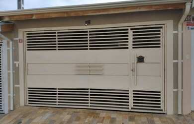 Imagem: A casa possui 3 Dormitórios, 1 Suíte, 2 Vagas na garagem e