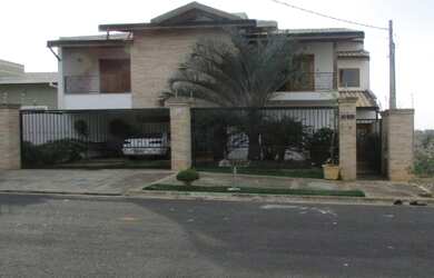 Imagem: A casa possui 3 Dormitórios, 1 Suíte, 4 Banheiros, 4 Vagas