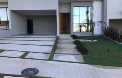 Imagem: A casa possui 3 Dormitórios, 3 Suítes, 3 Banheiros, 2 Vagas