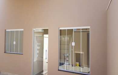 Imagem: A casa possui 2 Dormitórios, 1 Suíte, 2 Banheiros, 2 Vagas