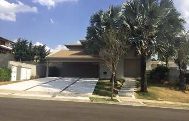 Imagem: A casa em condomínio possui 4 Dormitórios, 3 Suítes, 7 Banheiros