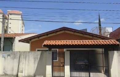 Imagem: A casa possui 3 Dormitórios, 2 Banheiros, 1 Vaga na garagem