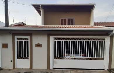 Imagem: A casa possui 3 Dormitórios, 1 Suíte, 3 Banheiros, 2 Vagas