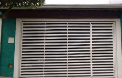 Imagem: A casa possui 3 Dormitórios, 1 Suíte, 2 Vagas na garagem