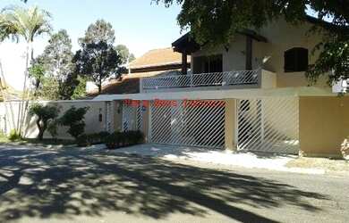 Imagem: A casa em condomínio possui 5 Dormitórios, 4 Suítes, 5 Banheiros