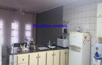 Imagem: A casa possui 3 Dormitórios, 1 Suíte, 3 Banheiros, 6 Vagas