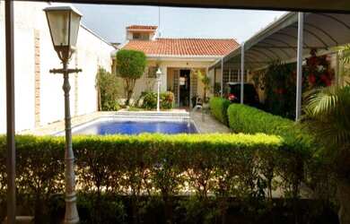 Imagem: A casa possui 3 Dormitórios, 3 Suítes, 4 Vagas na garagem