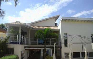 Imagem: A casa em condomínio possui 5 Dormitórios, 4 Suítes, 6 Banheiros