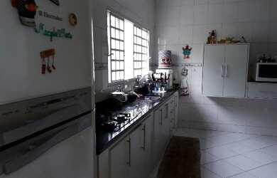 Imagem: A casa possui 3 Dormitórios, 1 Suíte, 3 Banheiros, 2 Vagas