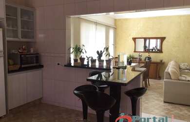 Imagem: A casa possui 3 Dormitórios, 1 Suíte, 3 Banheiros, 6 Vagas