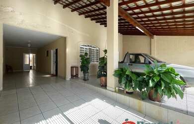 Imagem: A casa possui 4 Dormitórios, 1 Suíte, 6 Vagas na garagem