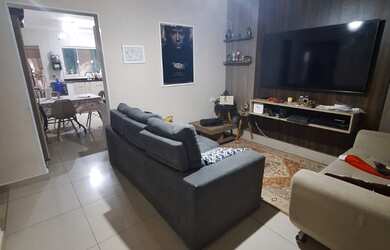 Imagem: A casa possui 3 Dormitórios, 1 Suíte, 2 Banheiros, 3 Vagas