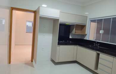 Imagem: A casa possui 3 Dormitórios, 1 Suíte, 2 Banheiros, 2 Vagas