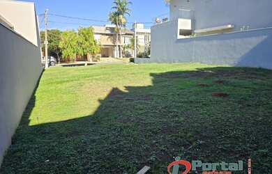 Imagem: O terreno possui 300m² de Área Privada e está localizado