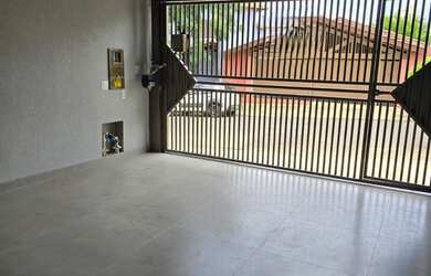 Imagem: A casa possui 3 Dormitórios, 1 Suíte, 2 Banheiros, 2 Vagas