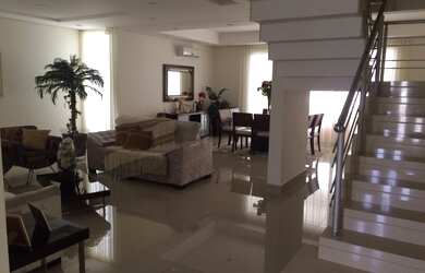 Imagem: A casa em condomínio possui 4 Dormitórios, 4 Suítes, 6 Banheiros