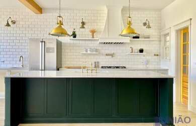 Imagem: A casa em condomínio possui 3 Dormitórios, 3 Suítes, 4 Banheiros