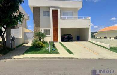 Imagem: A casa em condomínio possui 4 Dormitórios, 4 Suítes, 4 Vagas