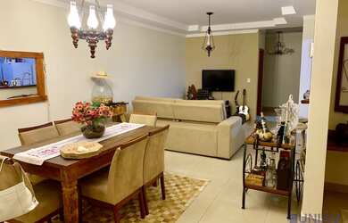 Imagem: A casa possui 3 Dormitórios, 1 Suíte, 4 Banheiros, 6 Vagas